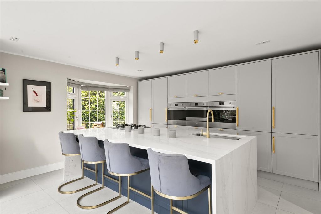 Property photo 3 of 32