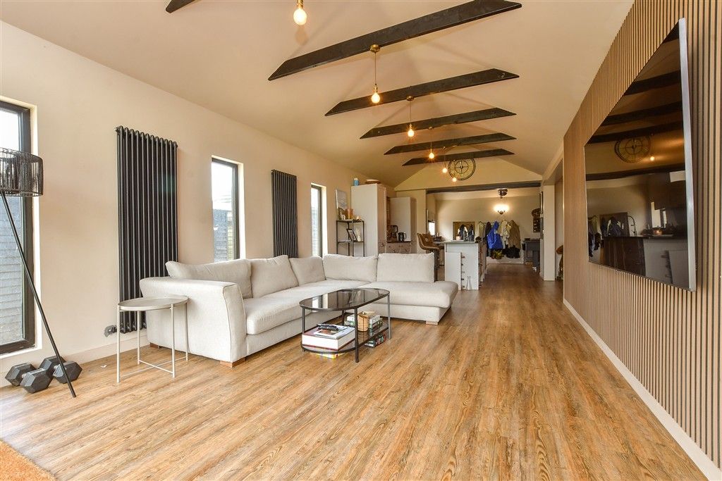 Property photo 1 of 15 Lounge