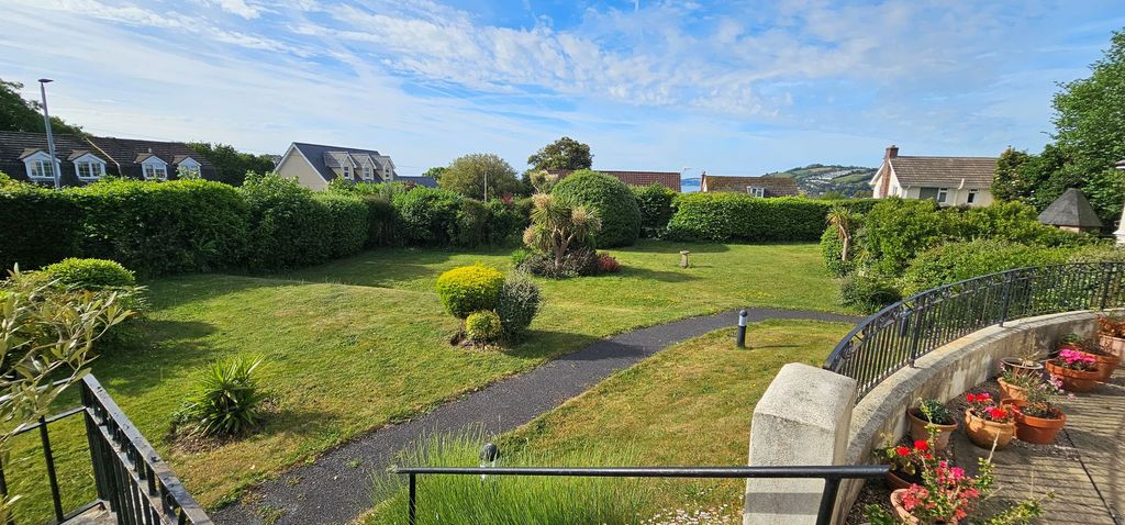 Property photo 2 of 17 Communal Gardens
