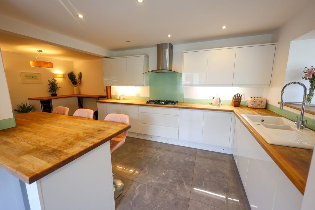 Property photo 3 of 34