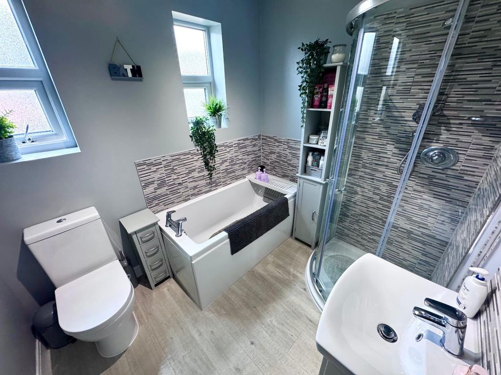 Property photo 3 of 17 Bathroom