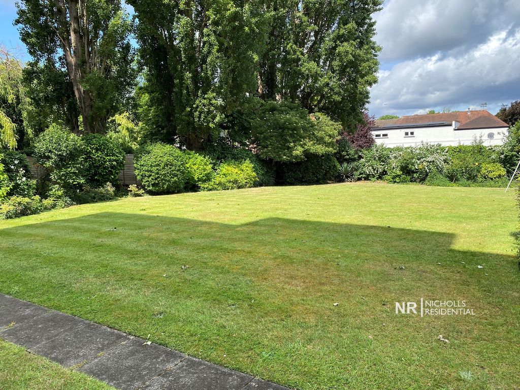 Property photo 2 of 16 Garden Area