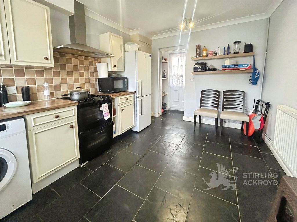 Property photo 3 of 9 Kitchen