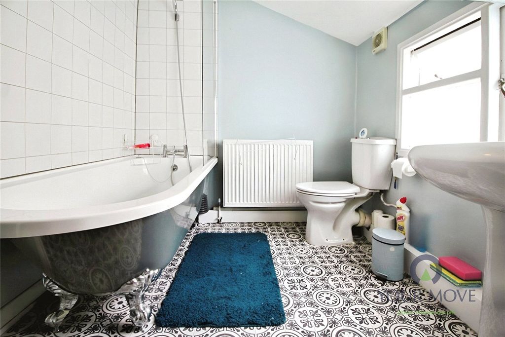 Property photo 3 of 8 Bathroom