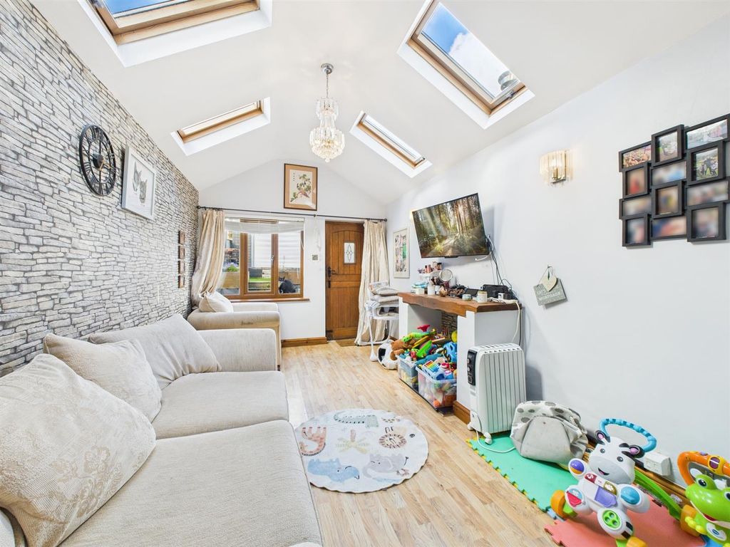 Property photo 2 of 14 Cam05474G0-Pr0036-Still006.Jpg