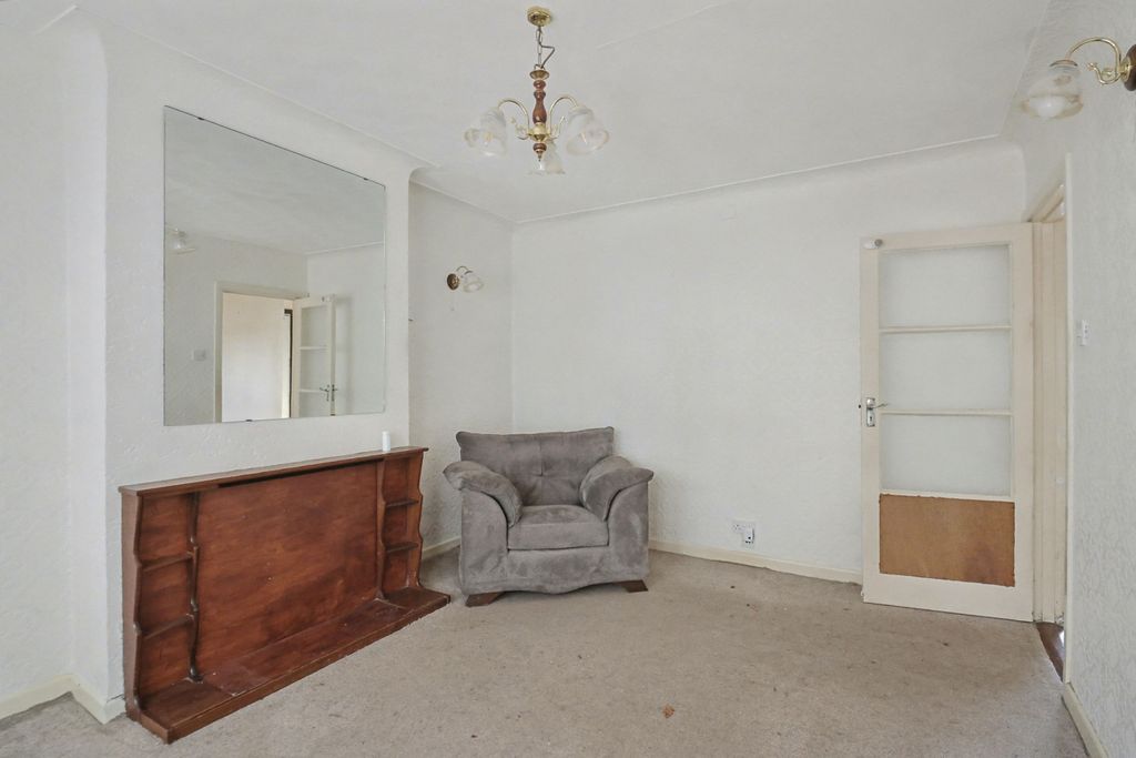 Property photo 3 of 19 26 Hinton Crescent, Thornhill, Southampton, Hampshire, So19 6Gt