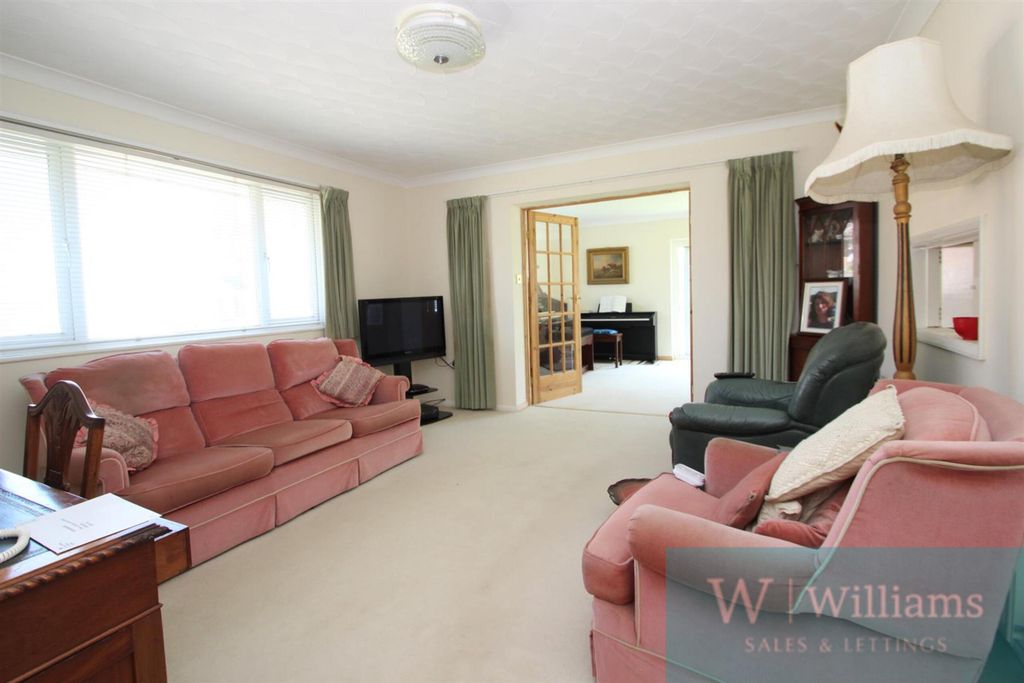 Property photo 3 of 18 Lounge