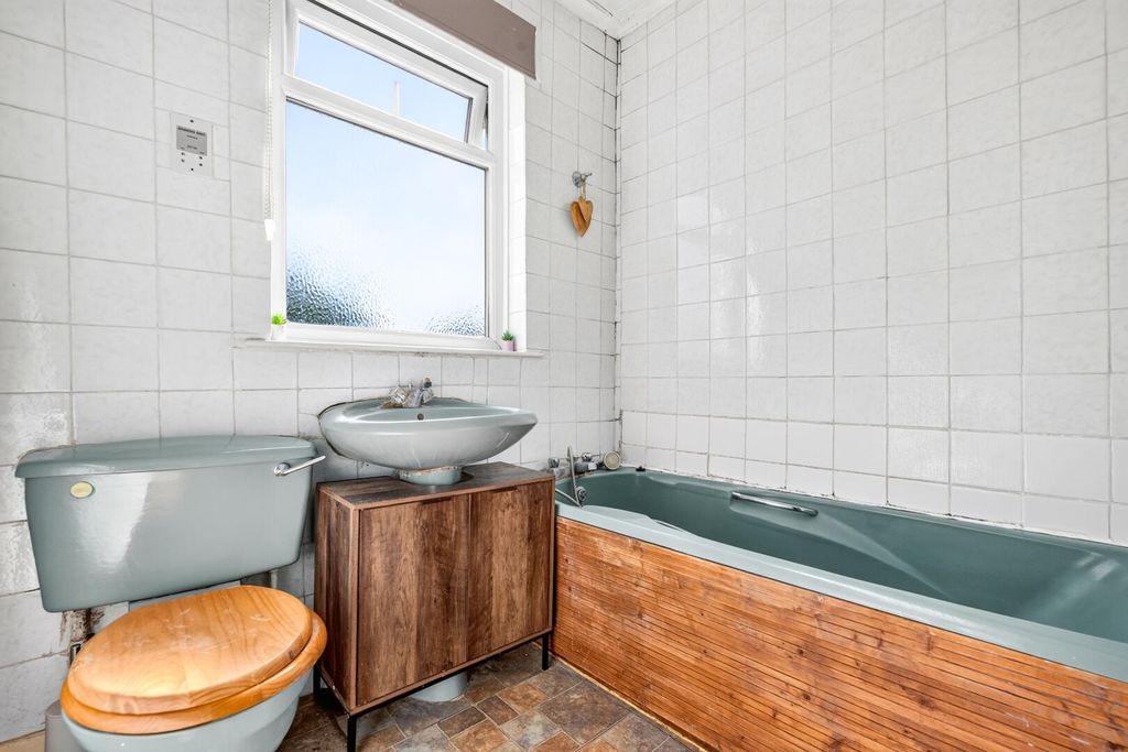 Property photo 2 of 18 Bathroom