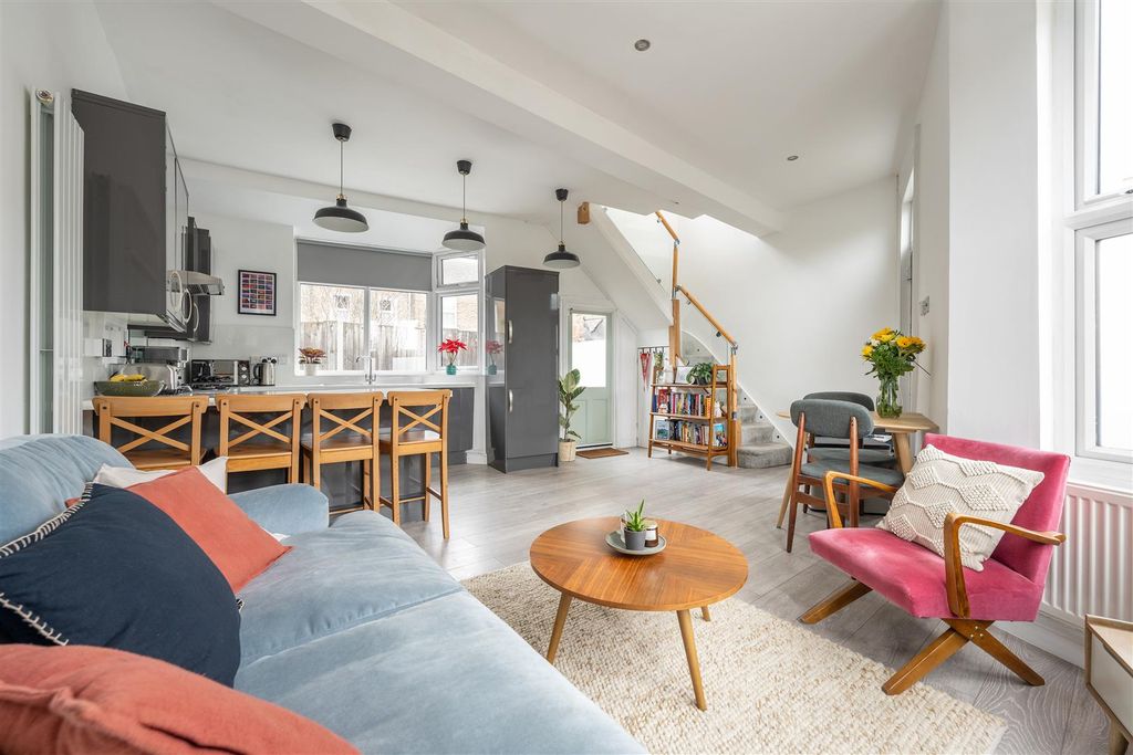 Property photo 2 of 26 Grove Green Road, E11