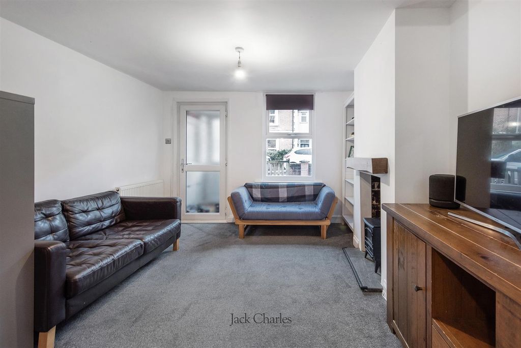 Property photo 3 of 13 56 Lavender Hill, Tn9 2Au 003.Jpg