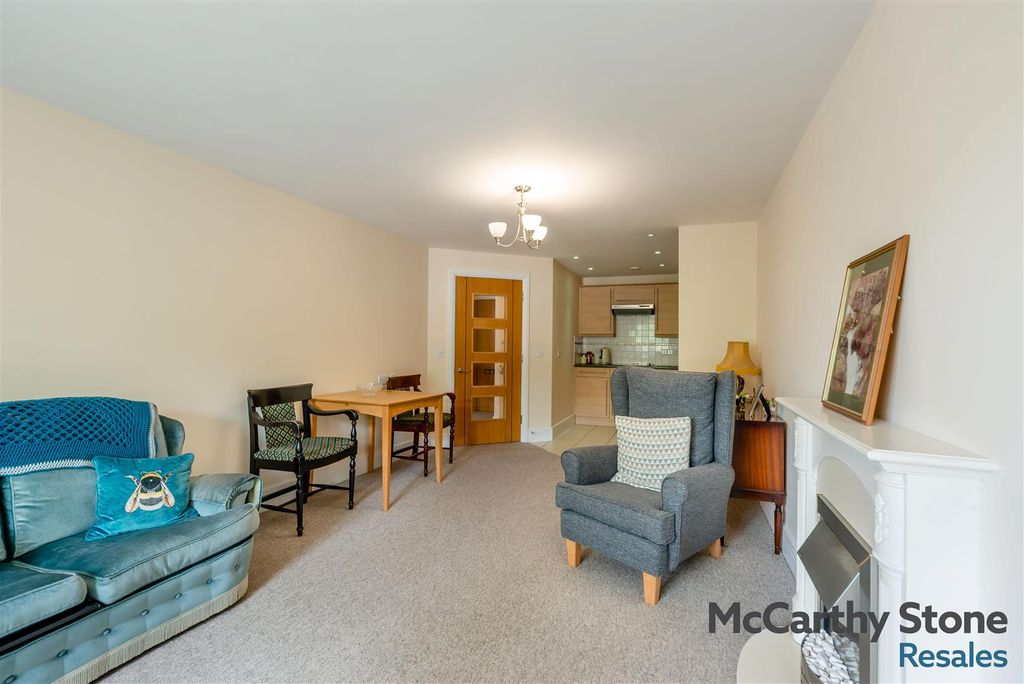Property photo 3 of 23 8692828-Interior11.Jpg