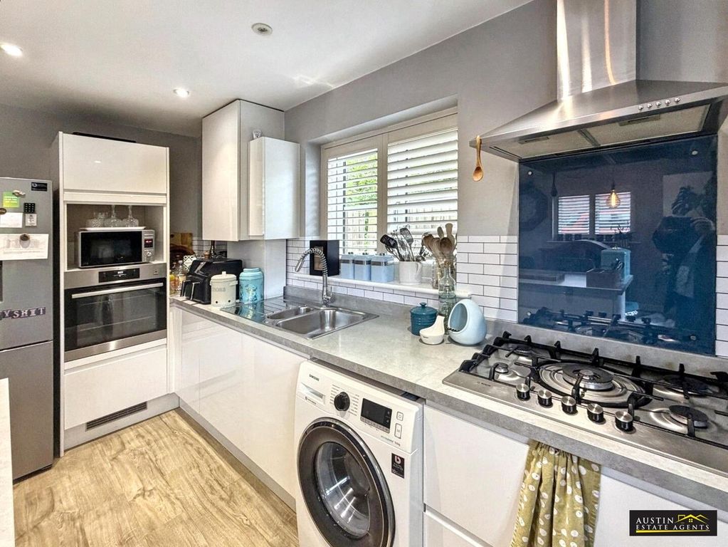 Property photo 3 of 12 Kitchen