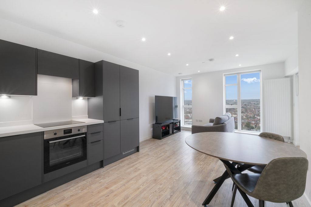 Property photo 1 of 15 Masons Avenue, Harrow, Middlesex Ha3