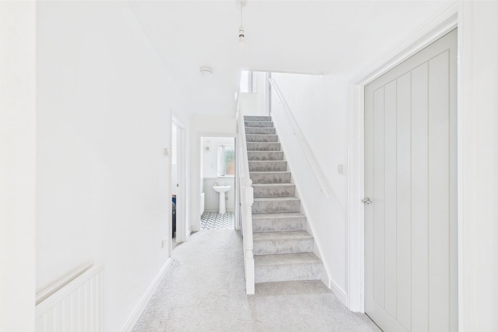 Property photo 2 of 20 Entrance Hall