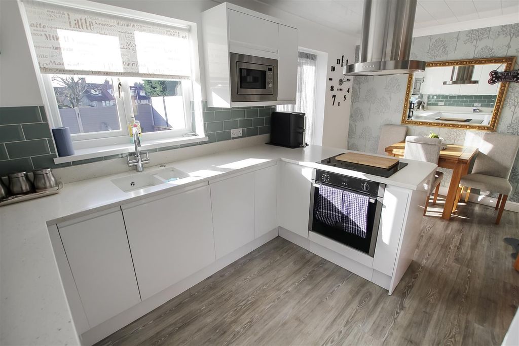 Property photo 3 of 14 Kitchen (2).Jpg