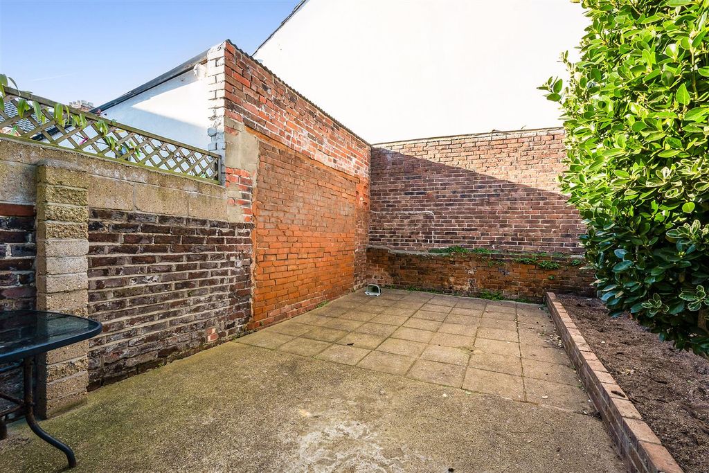 Property photo 2 of 21 Garden.Jpg