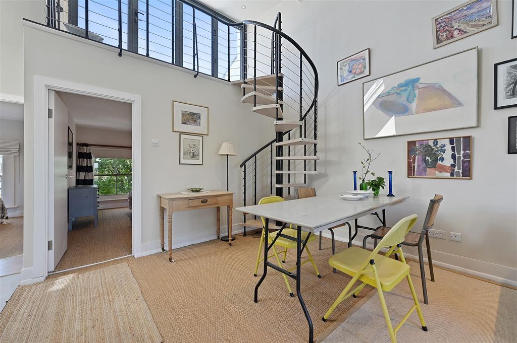 Property photo 1 of 9 Godolphin Road