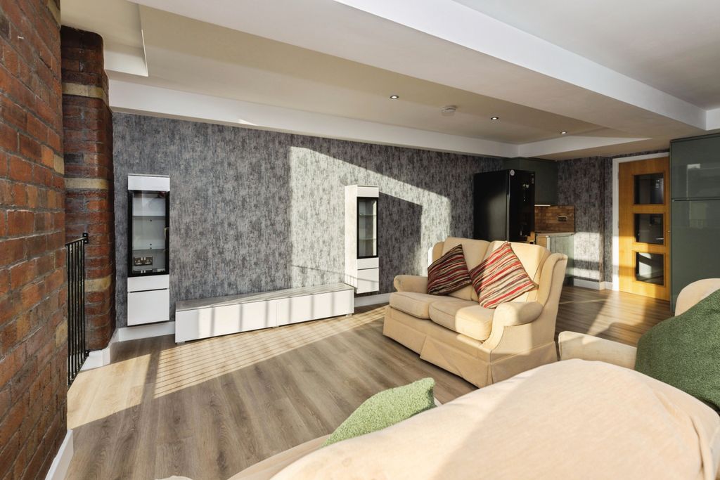 Property photo 3 of 17 Lounge