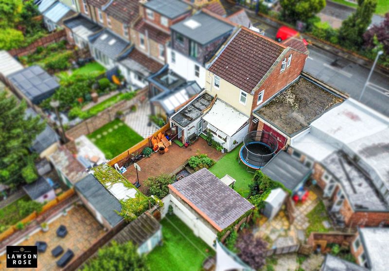 Property photo 2 of 32 .