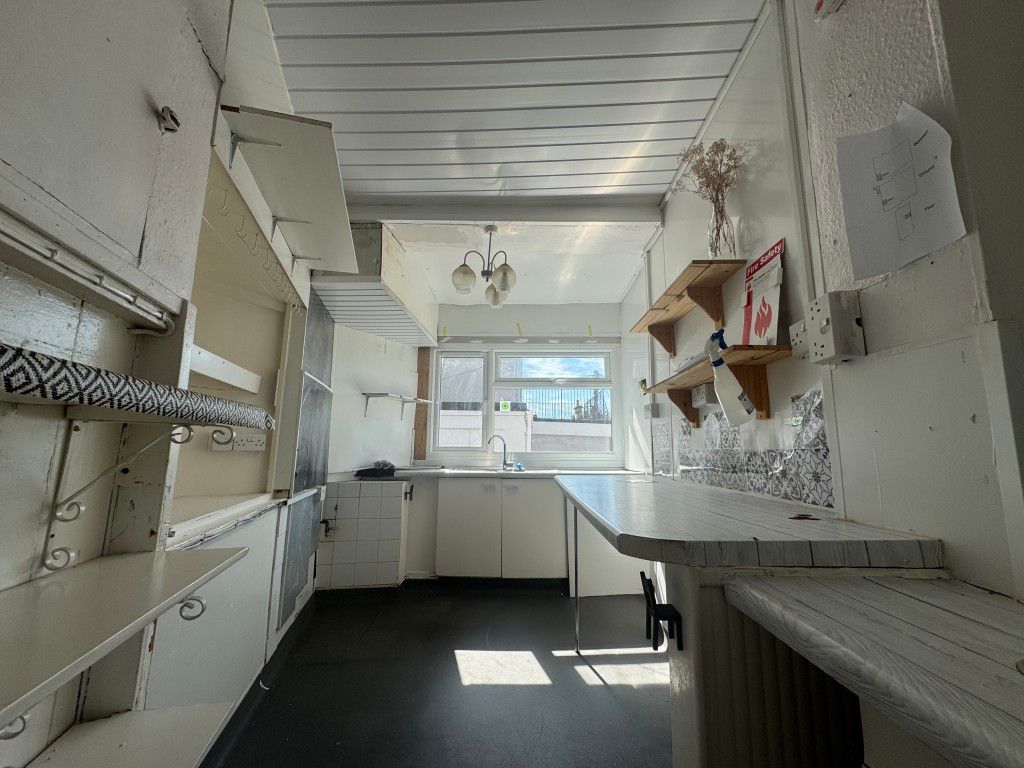 Property photo 3 of 6 Kitchen