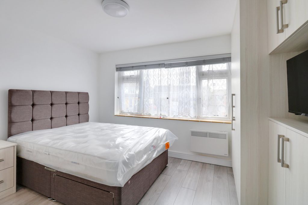 Property photo 1 of 7 Room 4
