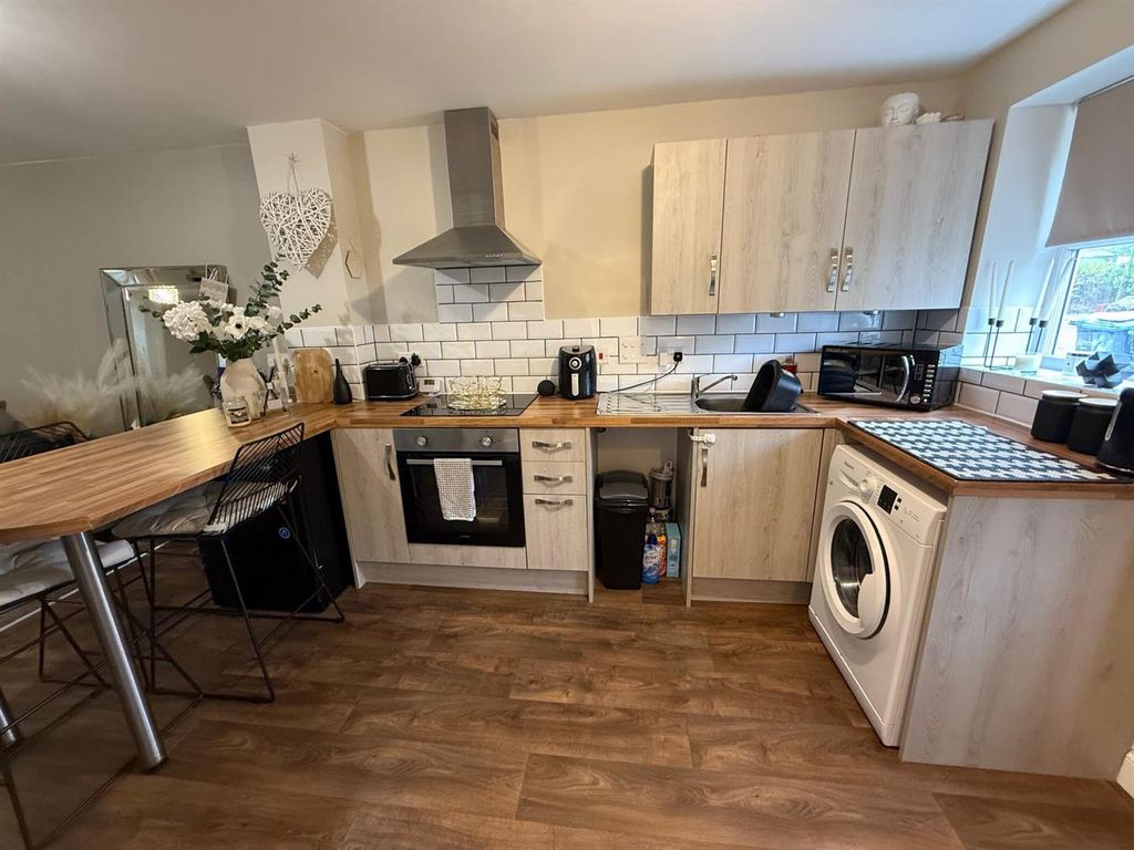 Property photo 3 of 11 6A Kitchen.Jpeg