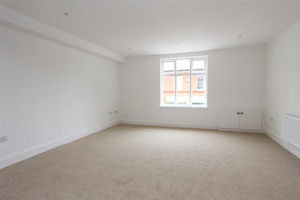 Property photo 3 of 7 High Street, Whitstable
