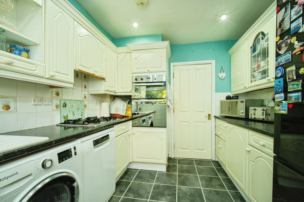 Property photo 2 of 20