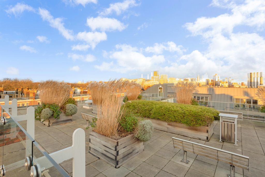 Property photo 3 of 10 83883_10-Drapers-Cou