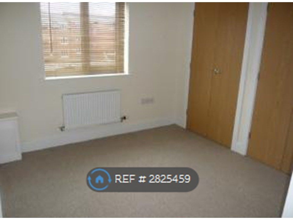 Property photo 3 of 7 Bedroom Large Fitted Wardrobes Walk In