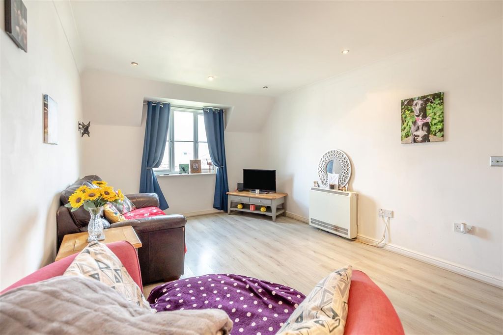 Property photo 2 of 18 8696247-Interior21.Jpg