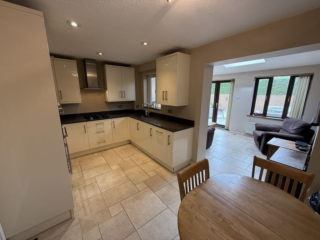 Property photo 2 of 11 Kitchen