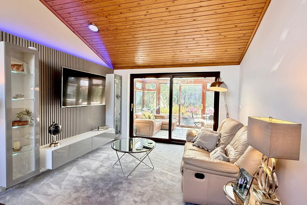 Property photo 3 of 22 Ivy Close (4)