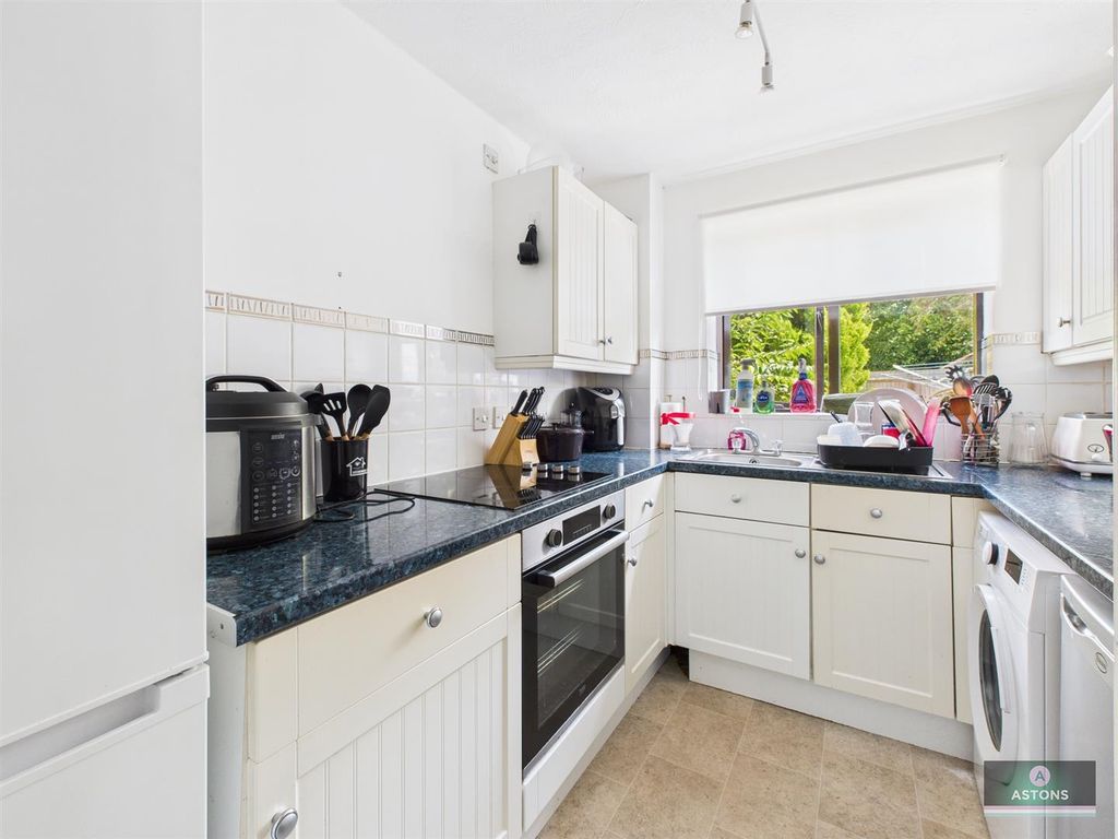 Property photo 2 of 11 Kitchen