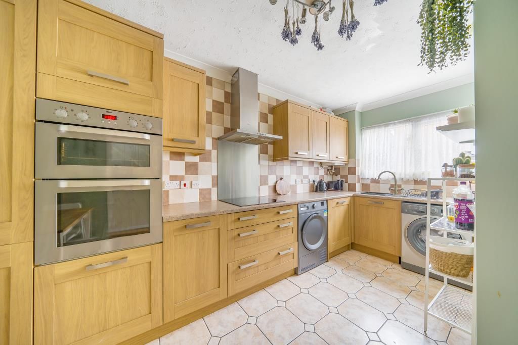 Property photo 3 of 10 Kitchen
