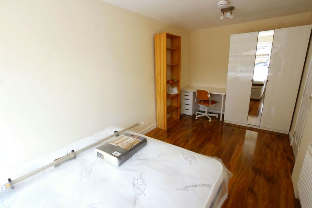 Property photo 1 of 16 A Spacious Five Bedroom, Two Bathroom Terraced House With Private Garden Situated In A Quiet Cul De Sac On Keats Close, Bermondsey, Providing Convenient Access Into Both The West End And The City