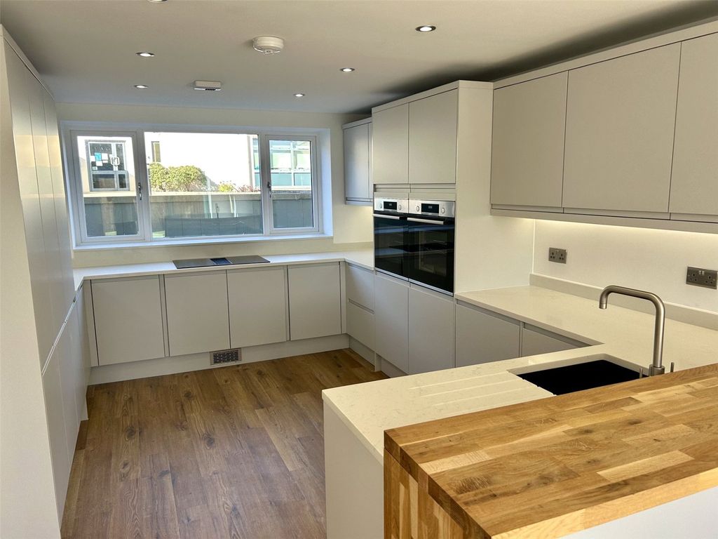 Property photo 3 of 10 Kitchen