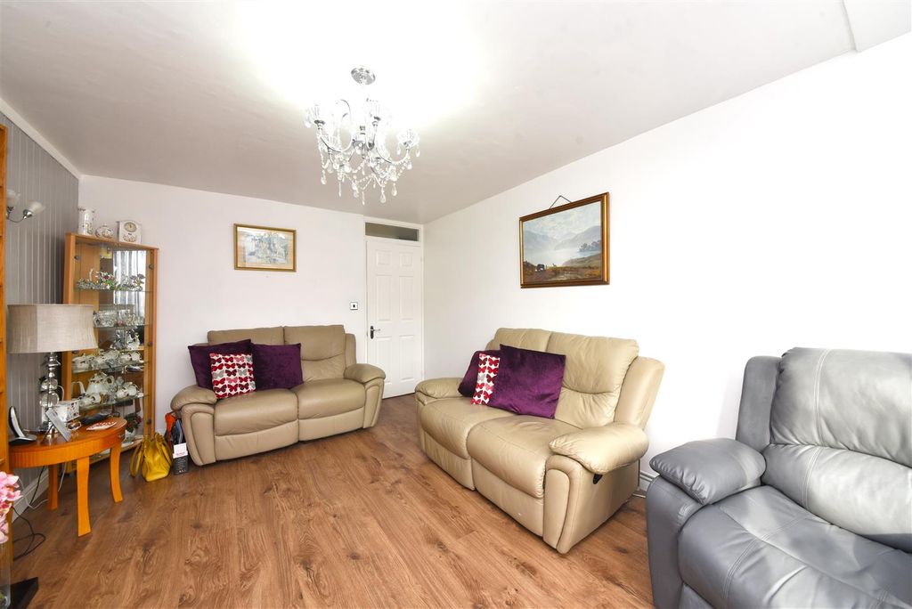 Property photo 3 of 6 11_Henfield_Close_Pic_1.Png