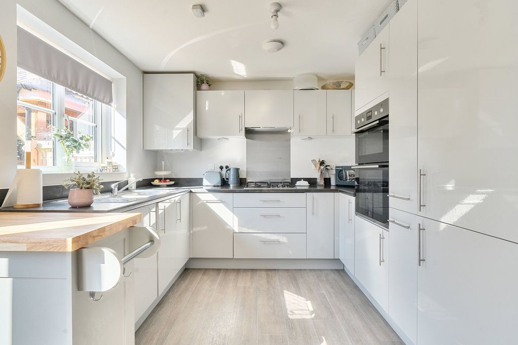 Property photo 3 of 21