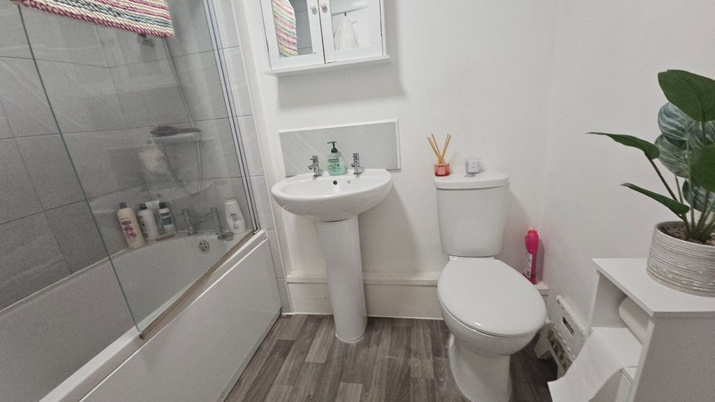 Property photo 2 of 7 Bathroom