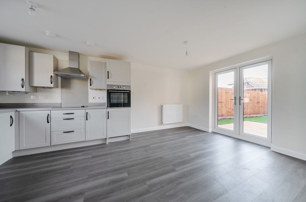 Property photo 3 of 18 Kitchen