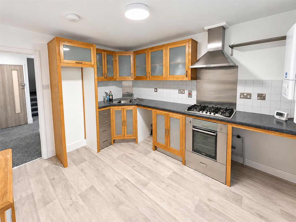 Property photo 3 of 6 Kitchen