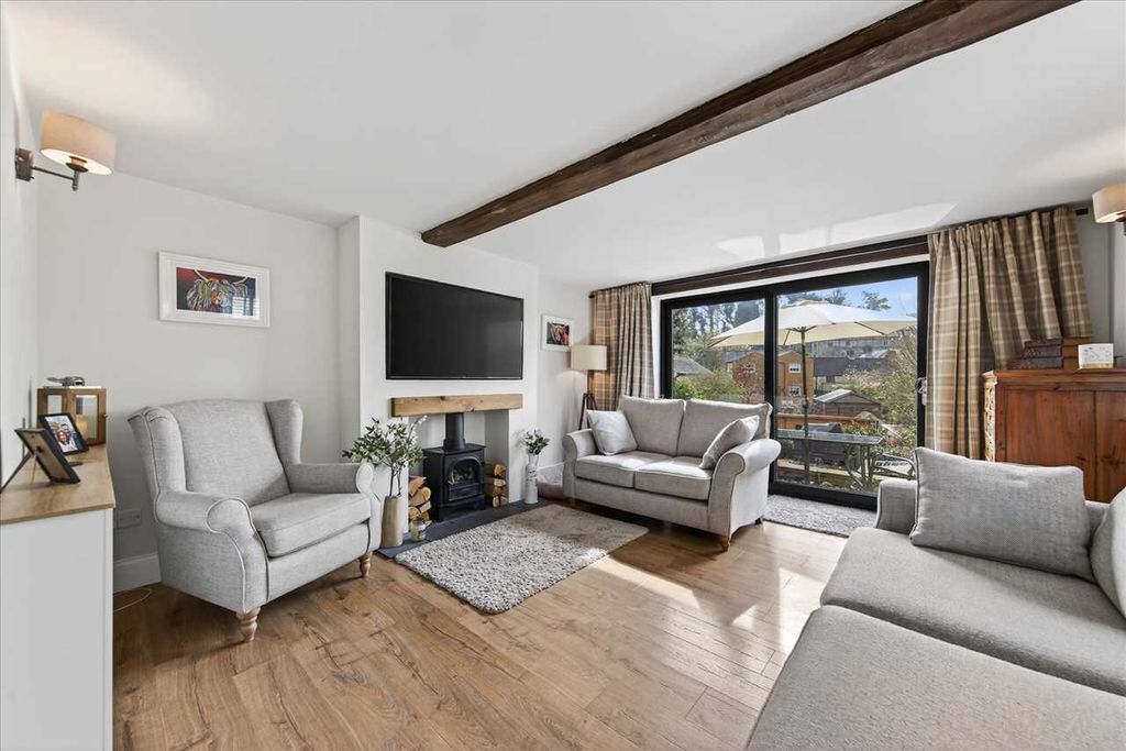 Property photo 3 of 33 Lounge