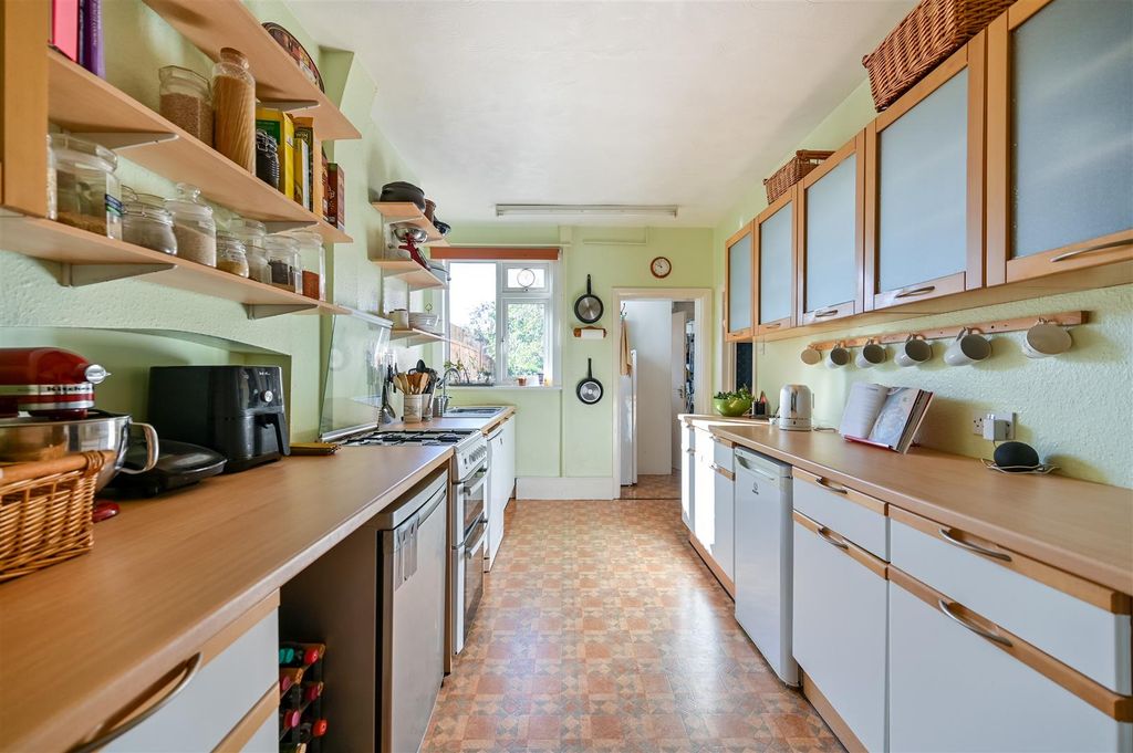 Property photo 2 of 20