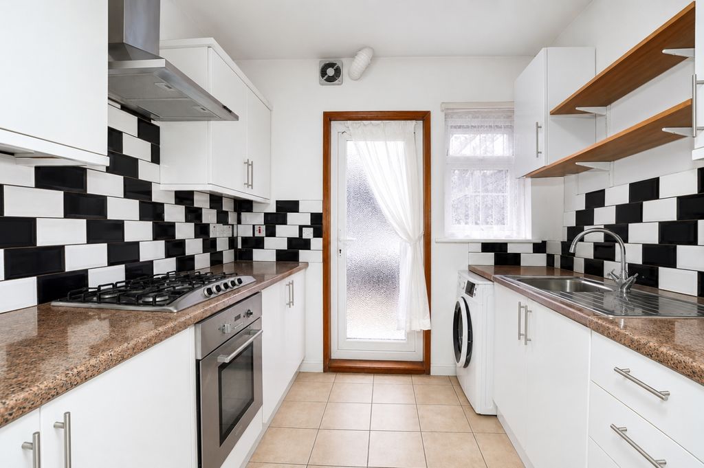 Property photo 3 of 15 Kitchen 1