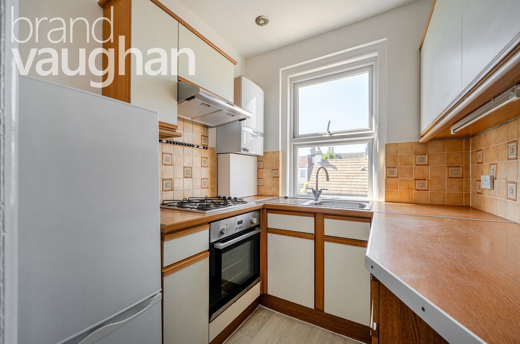 Property photo 3 of 10 Kitchen