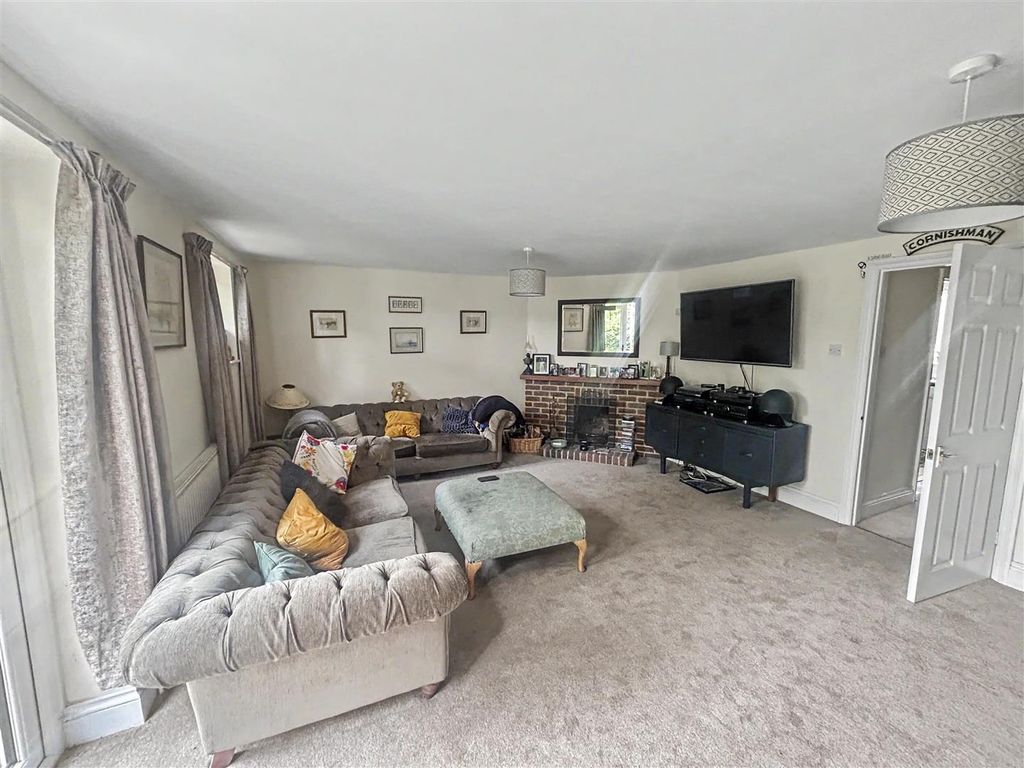 Property photo 3 of 12 Lounge