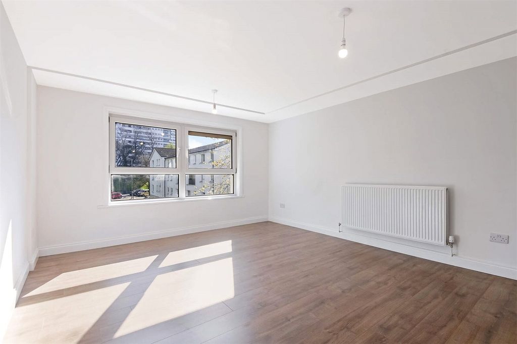 Property photo 3 of 19 Lounge