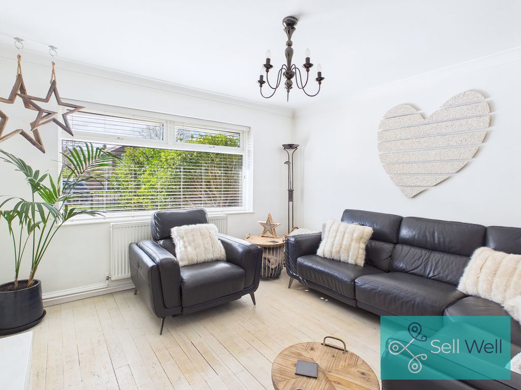 Property photo 3 of 32 Lounge