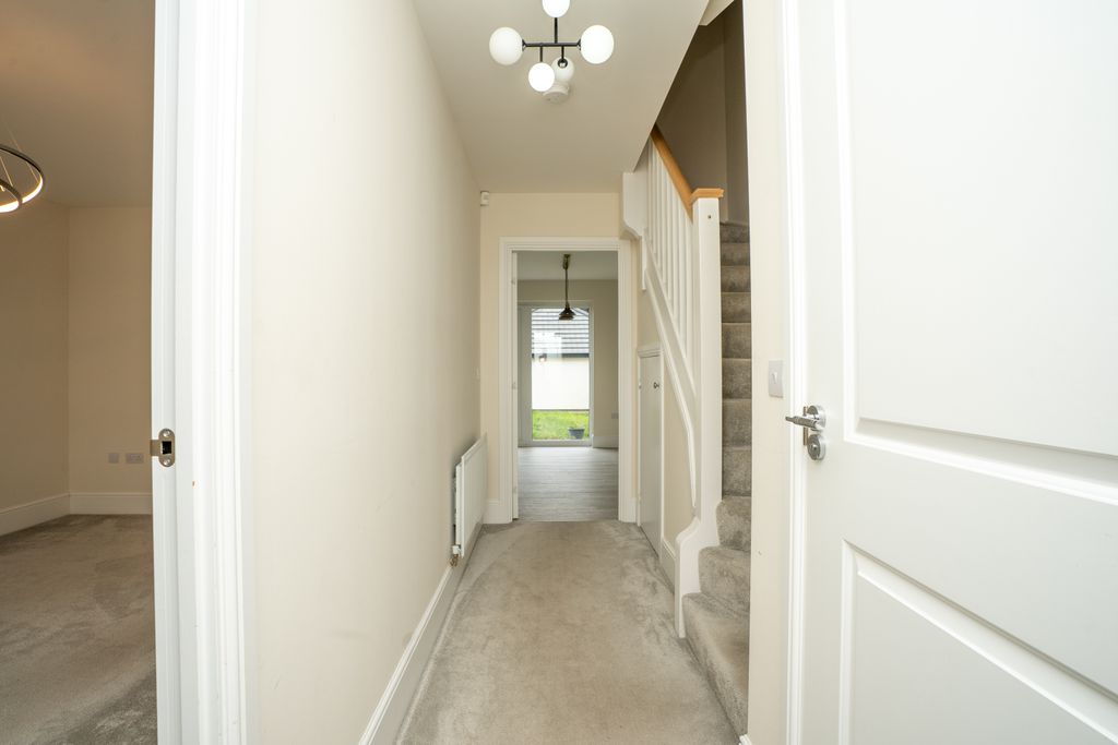 Property photo 3 of 22 Entrance Hall